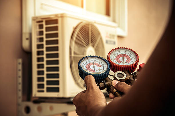 Professional Hvac technician working in Carnegie, PA